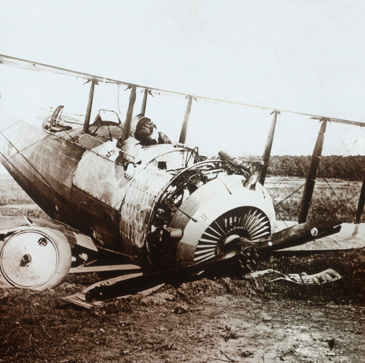Død pilot i nedskudt Salmson-fly, c1914-c1918 af Unbekannt
