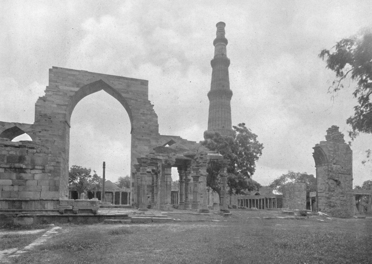 Delhi. - Generelt syn på Kutub-moskeen og ruinerne - , c1910. af Unbekannt