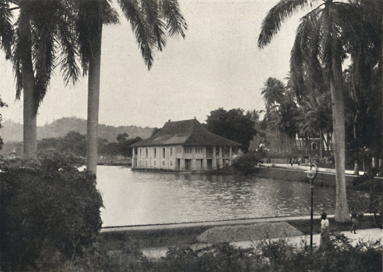 Landsøen med biblioteksbygningen i Temple of the Sacred Tooth Relic, 1926 af Unbekannt