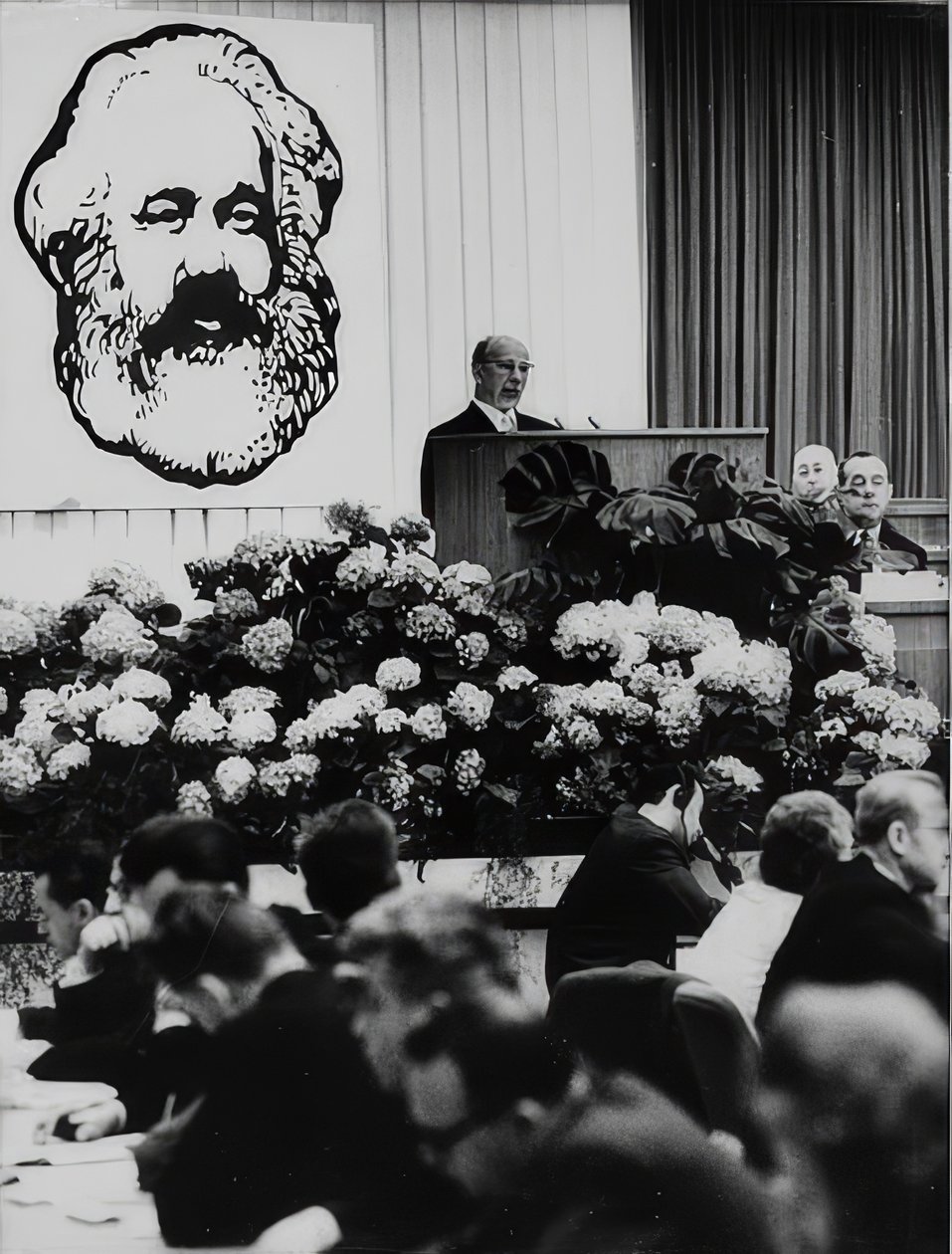 Formanden for statsrådet i Den Tyske Demokratiske Republik Walter Ulbricht ved et møde i anledning af Karl Marx
