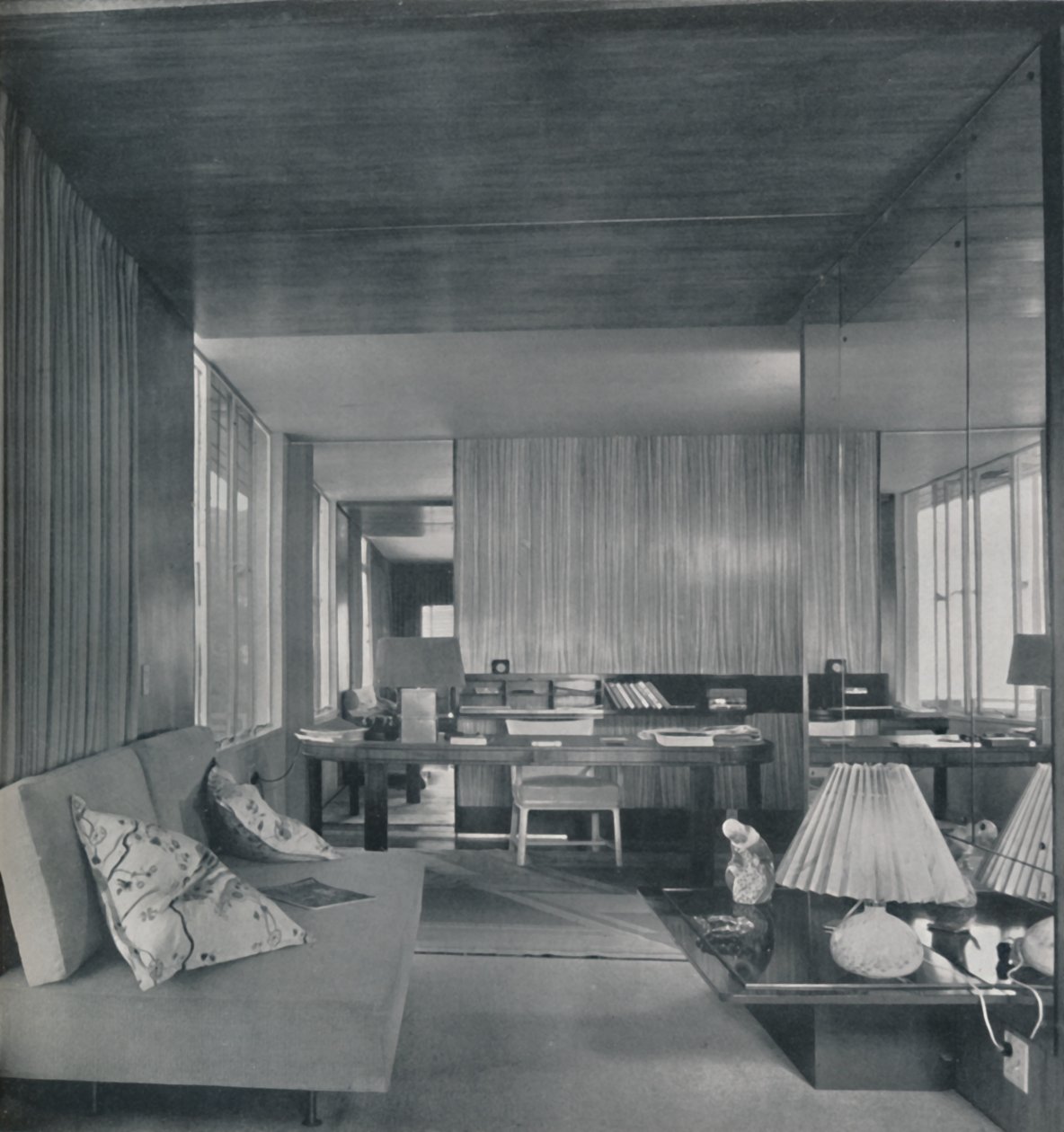 Skrivebord i soveværelse-stue, 1942. af Unbekannt