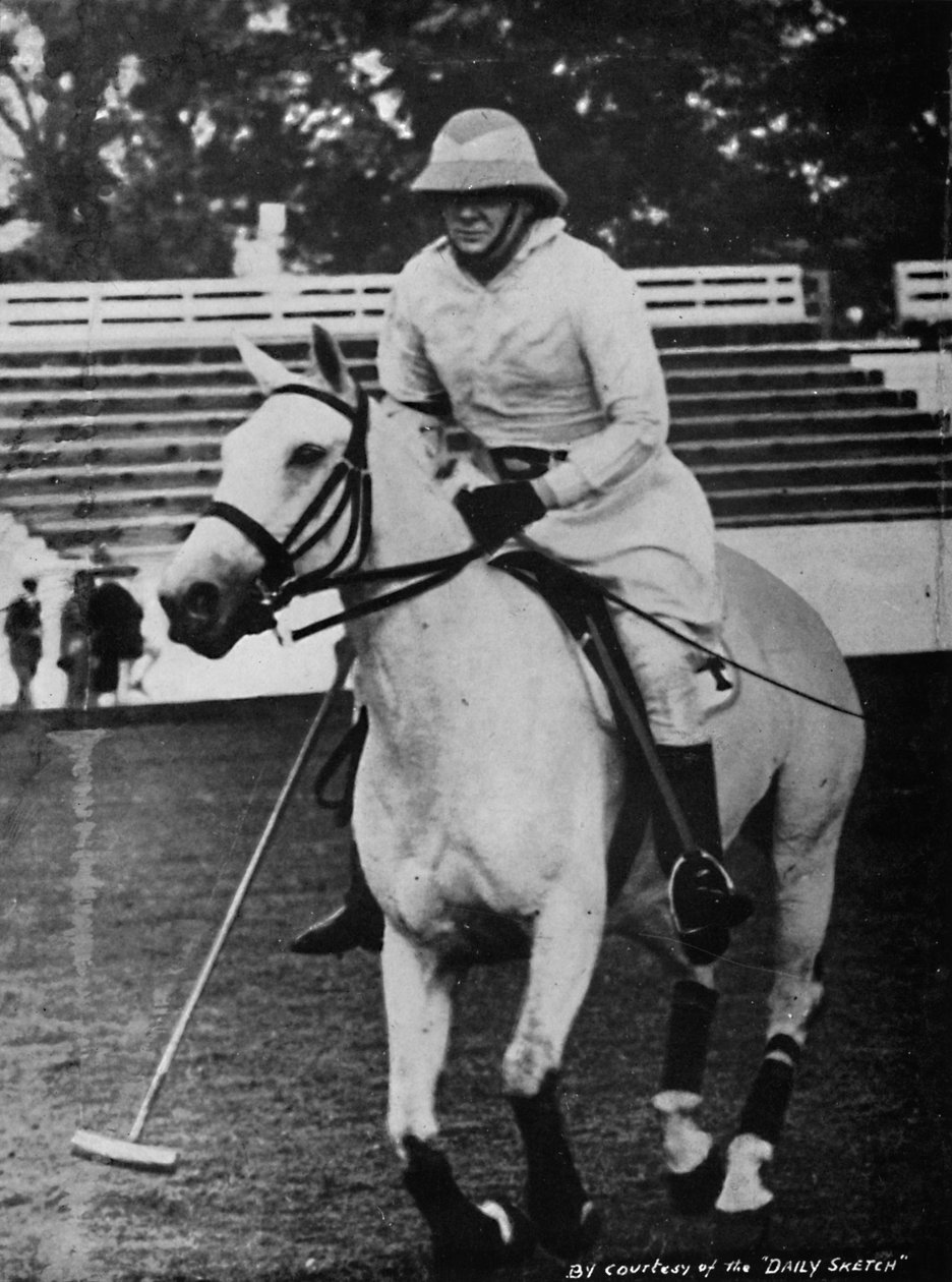På trods af tungt ansvar kunne yndlingsspillet polo ikke forsømmes, c1930