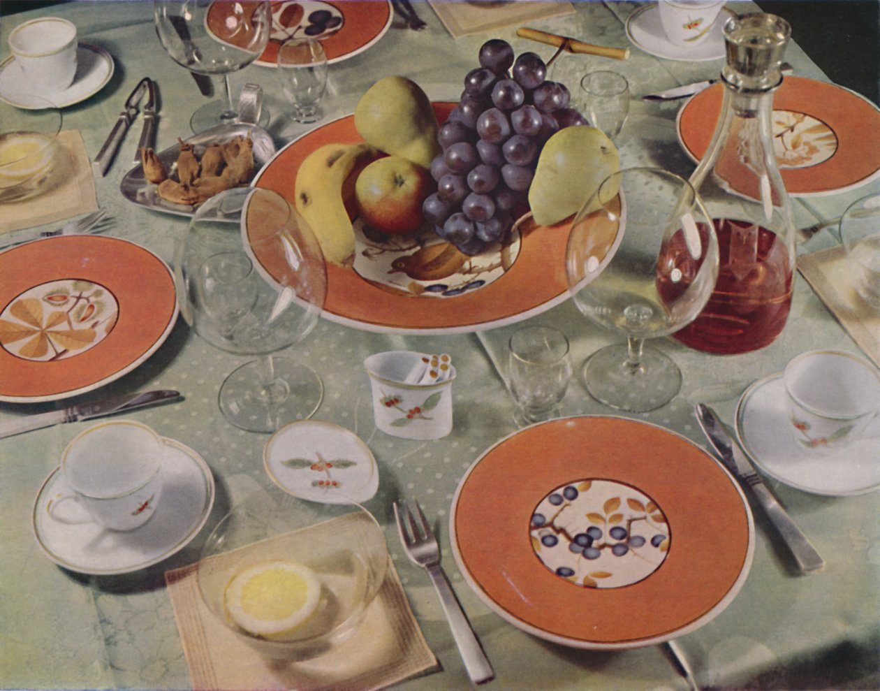 Dessert - I dette bordarrangement er frugtservicen Royal Copenhagen fajance, 1939 af Unbekannt