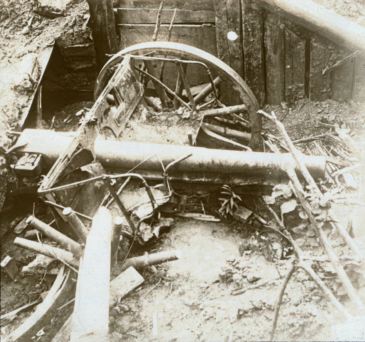 Ødelagt 7.7 feltkanon, Yser, Belgien, c1914-c1918 af Unbekannt