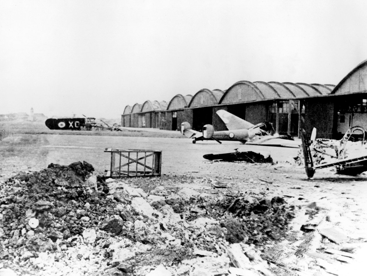 Ødelagte fly på Le Bourget flyveplads, tysk-besatte Paris, juli 1940 af Unbekannt