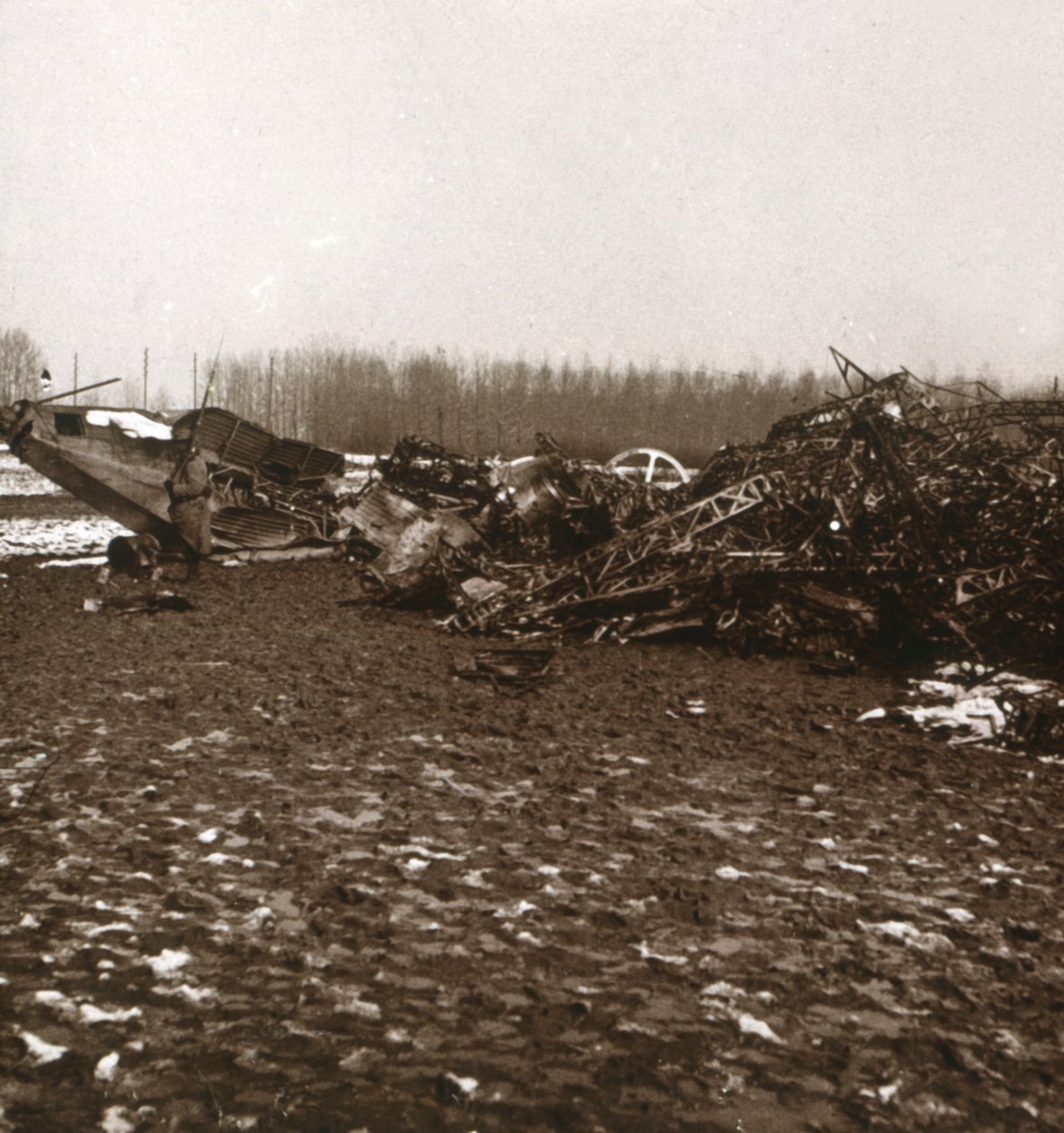 Ødelagt zeppelin, c1914-c1918 af Unbekannt