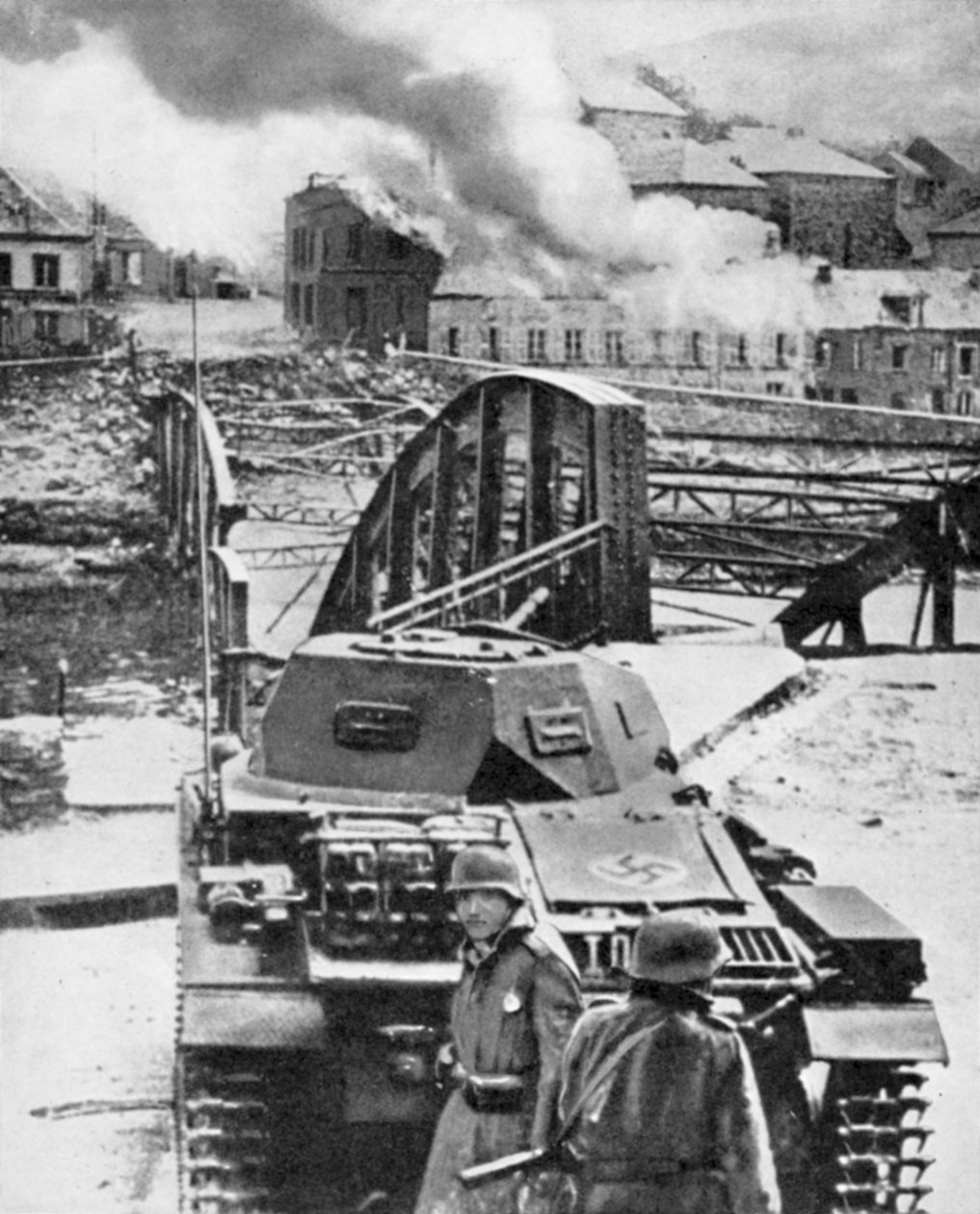 Ødelæggelse af bro over Meuse af belgiere for at stoppe tysk fremrykning, 2. Verdenskrig, 1940 af Unbekannt