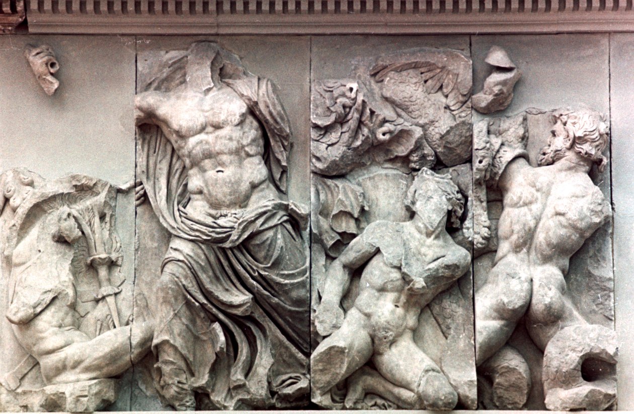 Detalje fra Pergamonalterets store frise, 180-159 f.Kr af Unbekannt