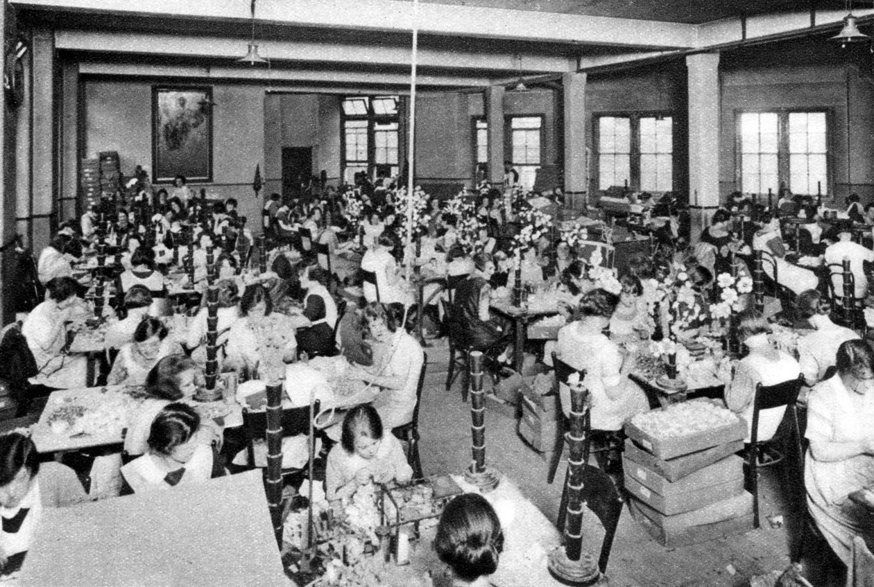 Handicappede piger, der arbejder på Watercress and Flower Girls Christian Mission, London, 1926-1927 af Unbekannt