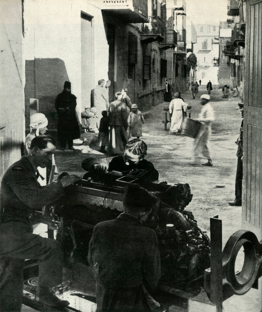 Fordelt i Kairos baggader er en hel lille industri ...c1942-1943, 1945. af Unbekannt