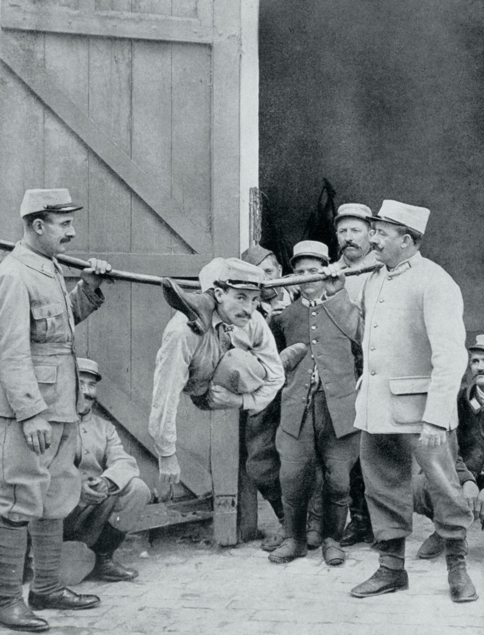 Distraktioner ved fronten, den menneskelige slange, Frankrig, Første Verdenskrig, 1915 af Unbekannt