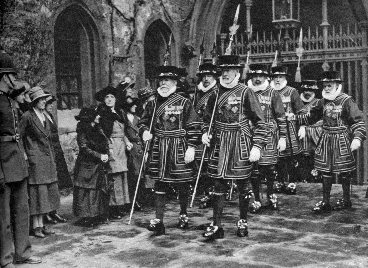 Fordeling af Maundy Money af Yeomen Warders, Tower of London, 1926-1927 af Unbekannt