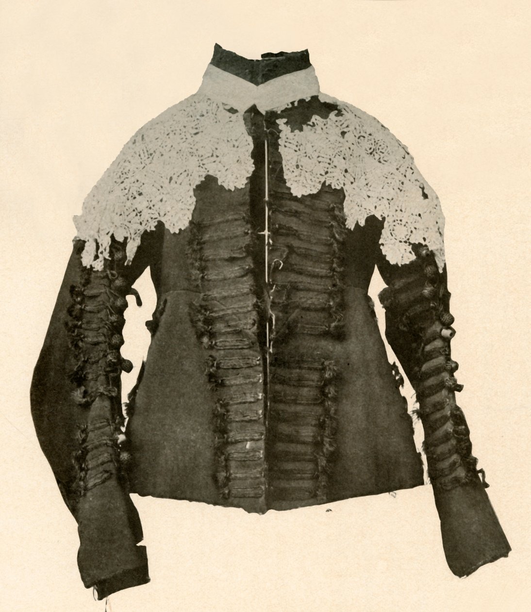 Dublet af sort stof trimmet med silkefletning og hæklede knapper, c1600-tallet, 1937. af Unbekannt