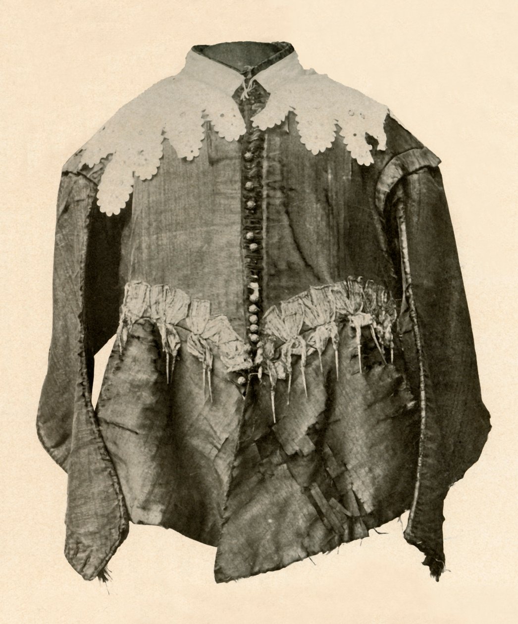 Dublet af sort silke trimmet med spidser af gallon med sølvaiglets, c1600-tallet, 1937. af Unbekannt