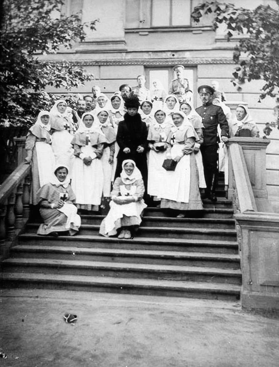 Enkekejserinde Maria Feodorovna af Rusland med sygeplejersker uden for et hospital, Rusland, 1916 af Unbekannt