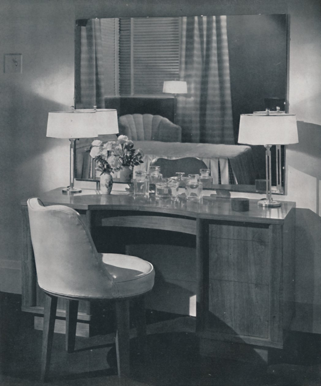 Toiletbord i amerikansk valnød med drejelig toiletstol, 1942 af Unbekannt