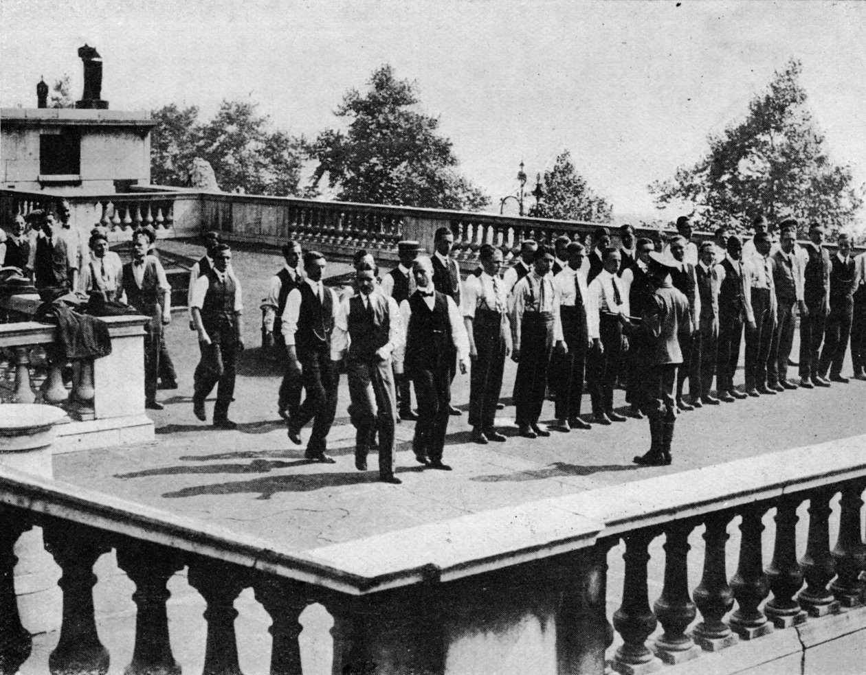 Borende rekrutter på taget af Somerset House, London, 1914 af Unbekannt