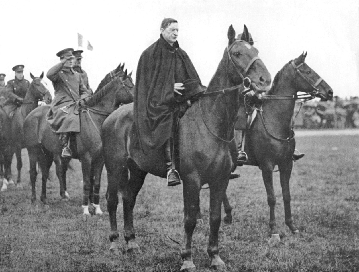 Eamon De Valera ved en march-fortid af tropper fra den irske fristat, Dublin, c1934-1935 af Unbekannt