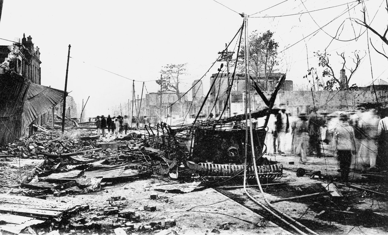 Jordskælvsskader og en brændt bil, King Street, Kingston, Jamaica, 1907 af Unbekannt
