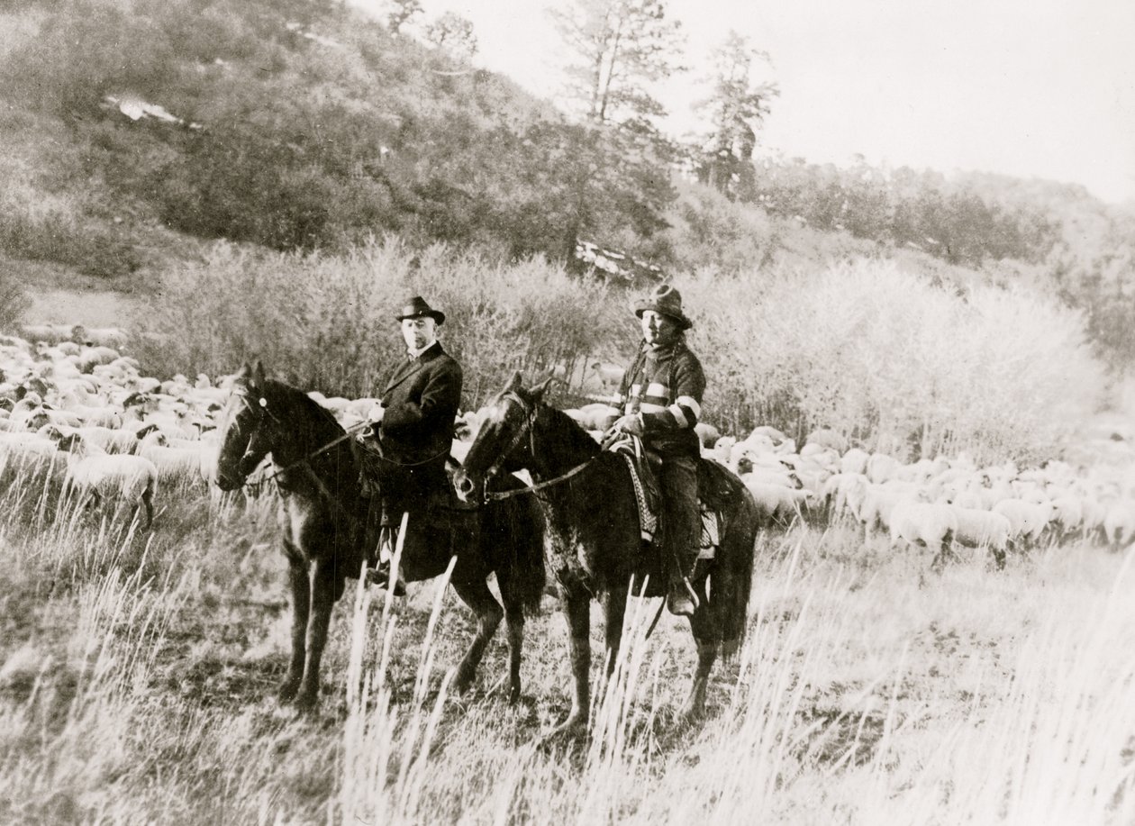 Edd Ladd, fuldblods Apache-indianer, fra Jicarilla-reservatet, New Mexico, med den indiske kommissær Cato Sells, til hest 1920 (foto) af Unbekannt
