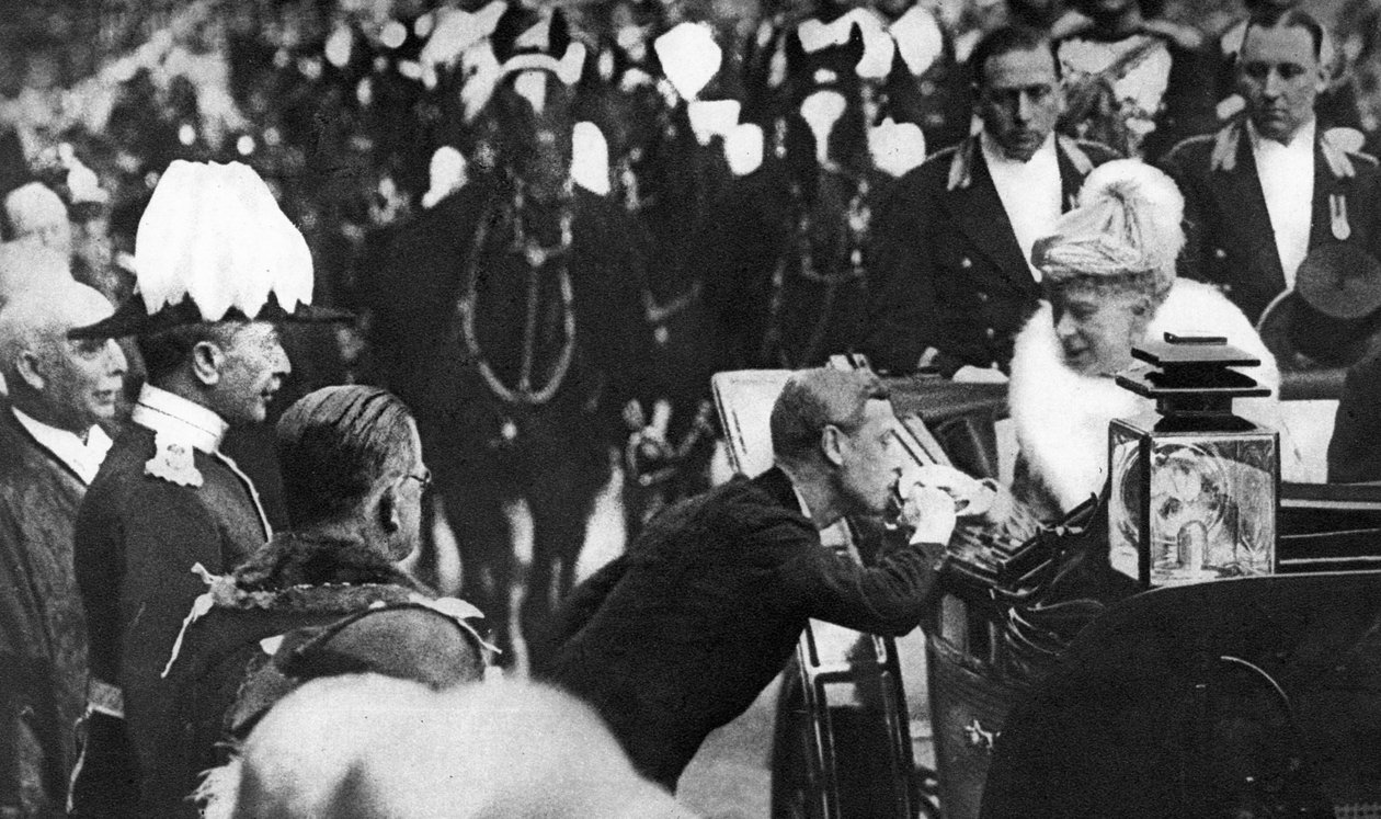 Edward VIII hilser Queen Mary i Windsor, 1936 af Unbekannt