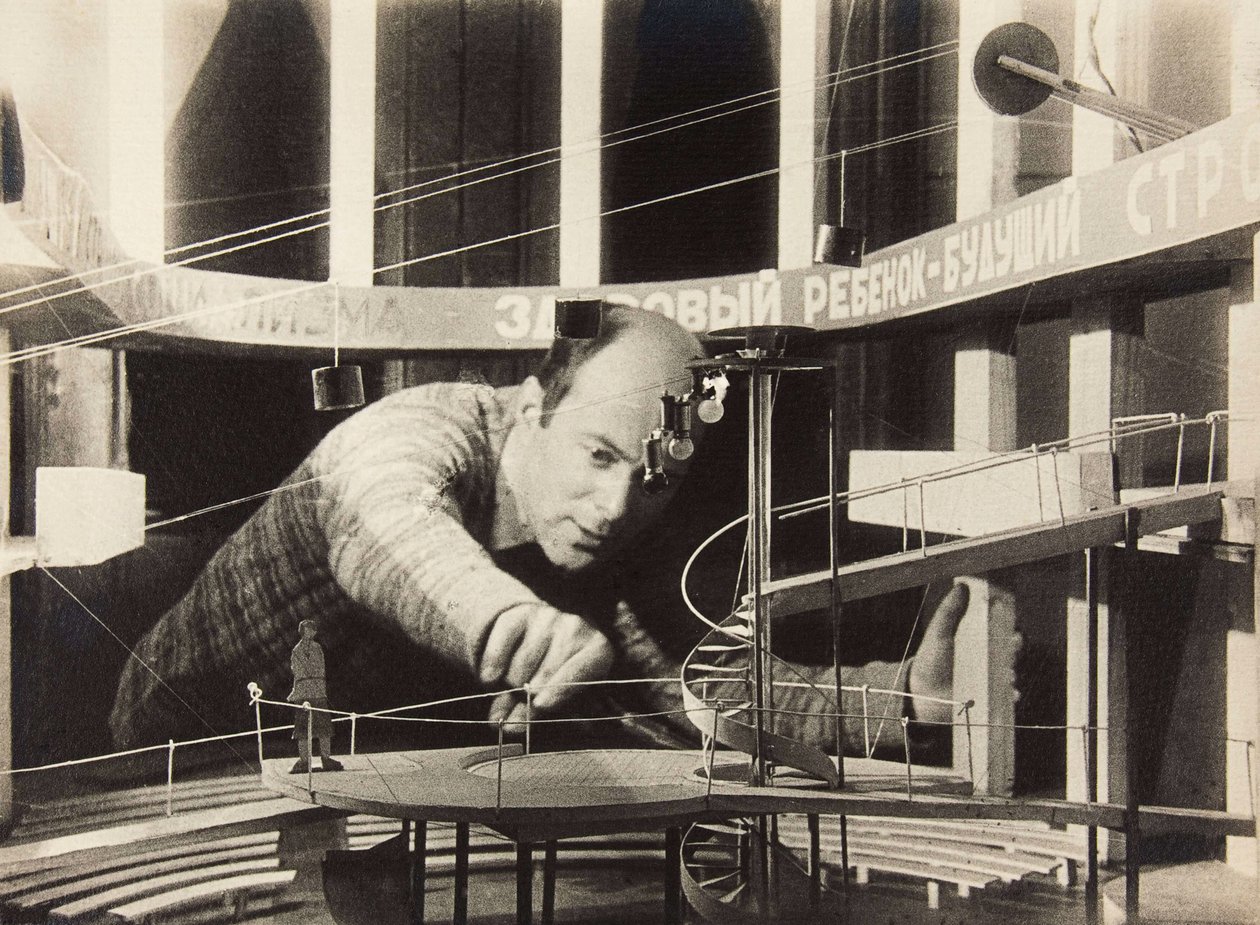 El Lissitzky arbejder på et scenedesign, Meyerhold Theatre, 1929. af Unbekannt