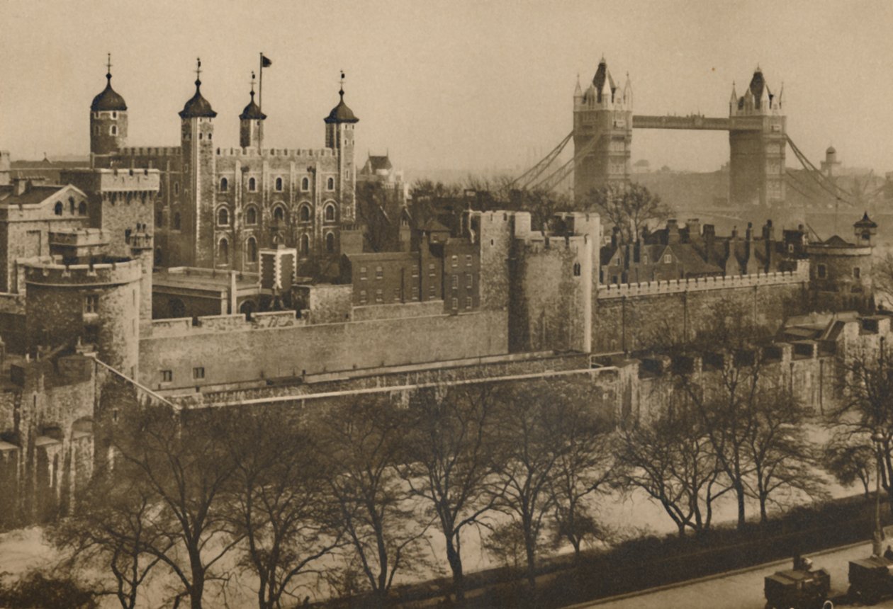 Bekæmpede volde i Tower of London set på etager fra de høje varehuse i Tower Hill af Unbekannt