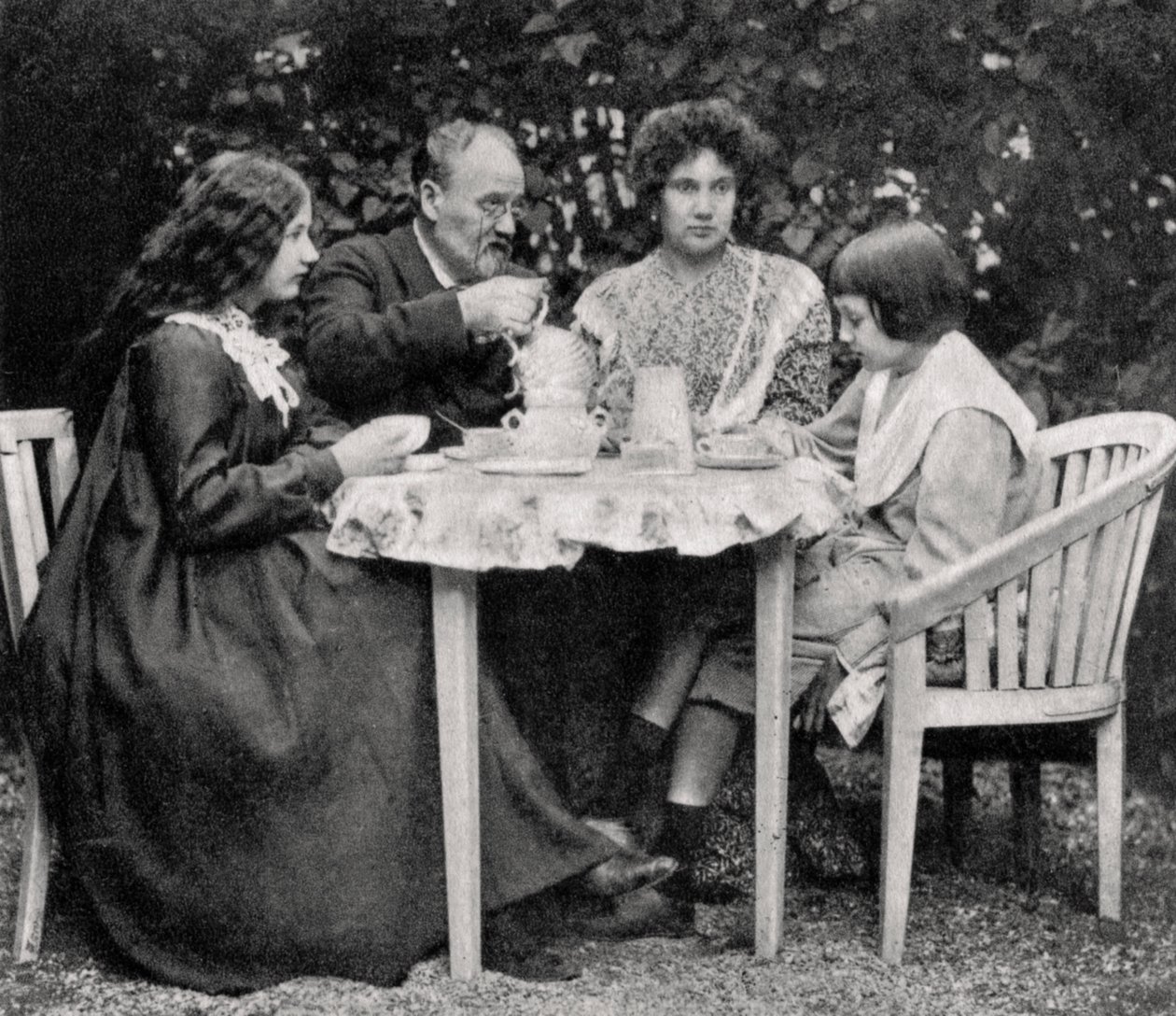 Emile Zola, fransk forfatter, med sin familie, 1899 af Unbekannt