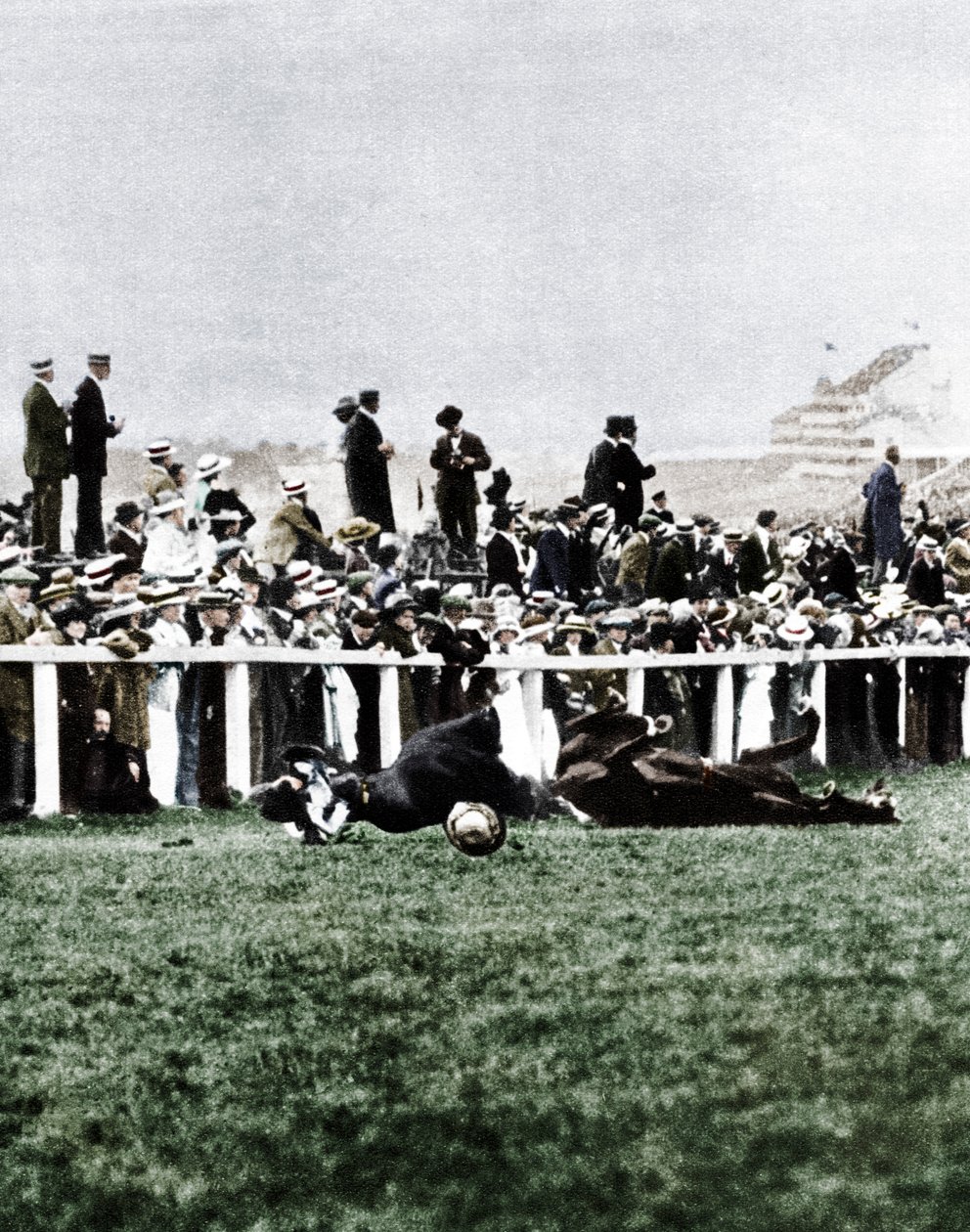 Emily Davison kaster sig foran Kings-hesten under Derbyet, Epsom, Surrey, 1913 af Unbekannt