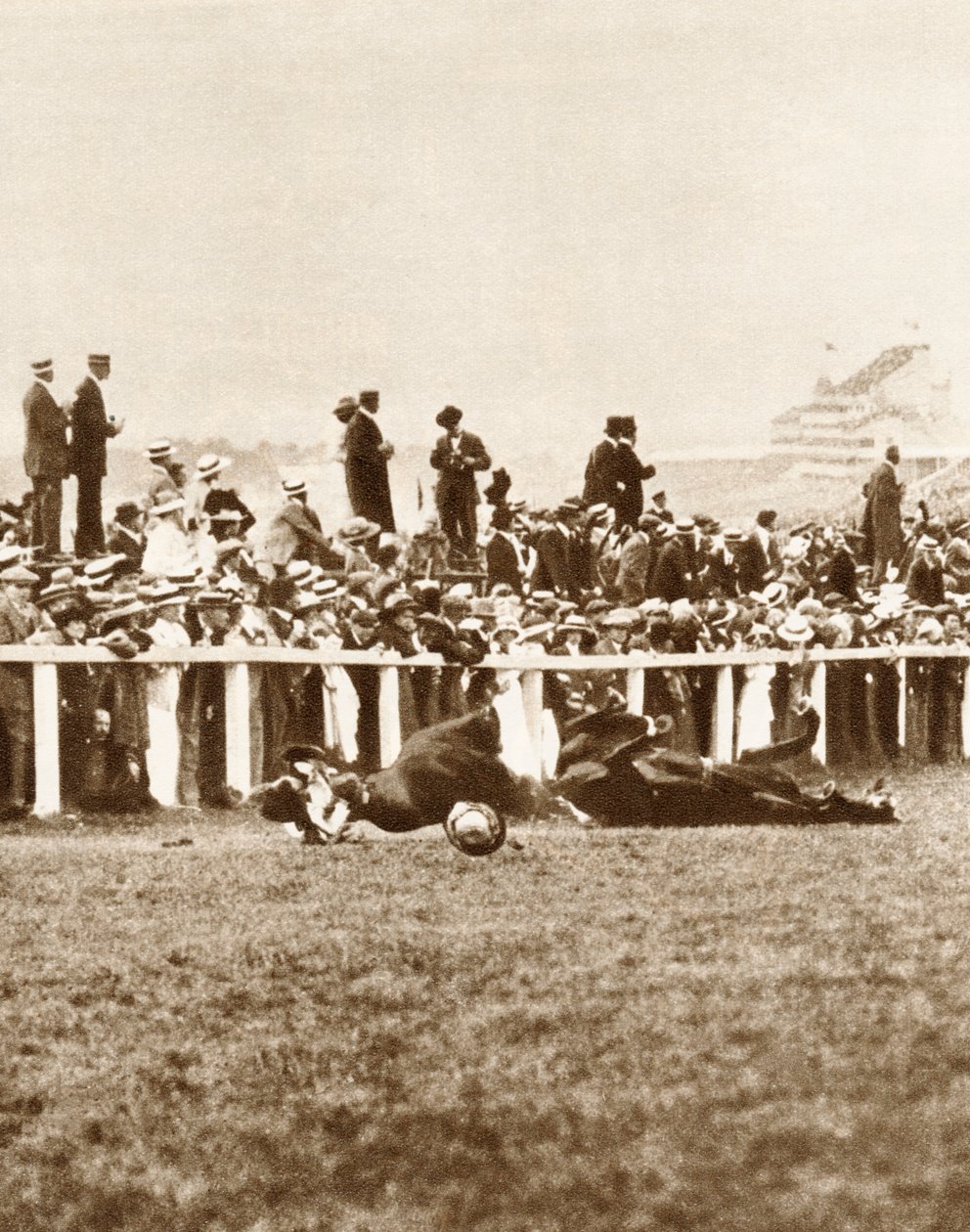 Emily Davison kaster sig foran Kings-hesten under Derbyet, Epsom, Surrey, 1913 af Unbekannt