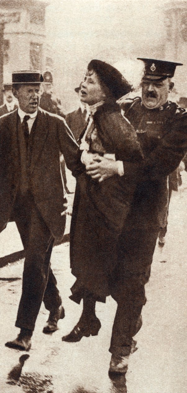 Emmeline Pankhurst arresteret af superintendent Rolfe uden for Buckingham Palace, London, maj 1914 af Unbekannt