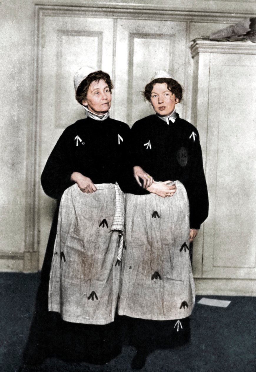 Emmeline og Christabel Pankhurst, engelske suffragetter, i fangedragt, 1908 af Unbekannt