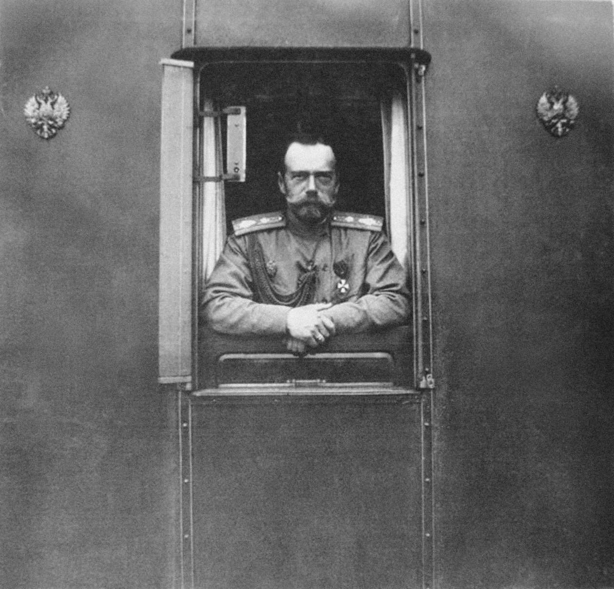 Kejser Nicholas II ved vinduet i den egen jernbanevogn, 1917 af Unbekannt