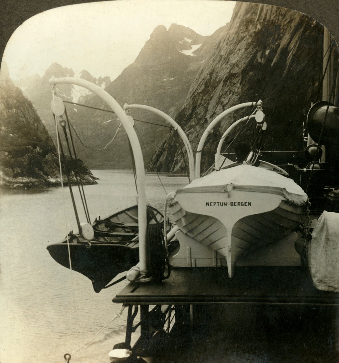 På vej til Nordkap langs de stejle klipper langs Lyngenfjord, Norge, c1905. af Unbekannt