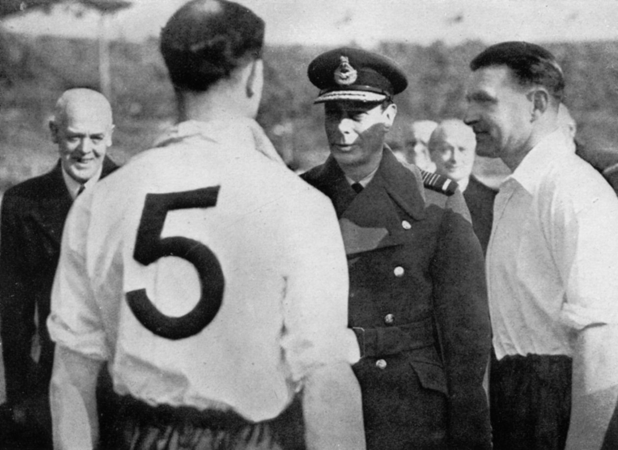 Den engelske fodboldspiller Eddie Hapgood møder kong George VI, c1937-c1944 af Unbekannt