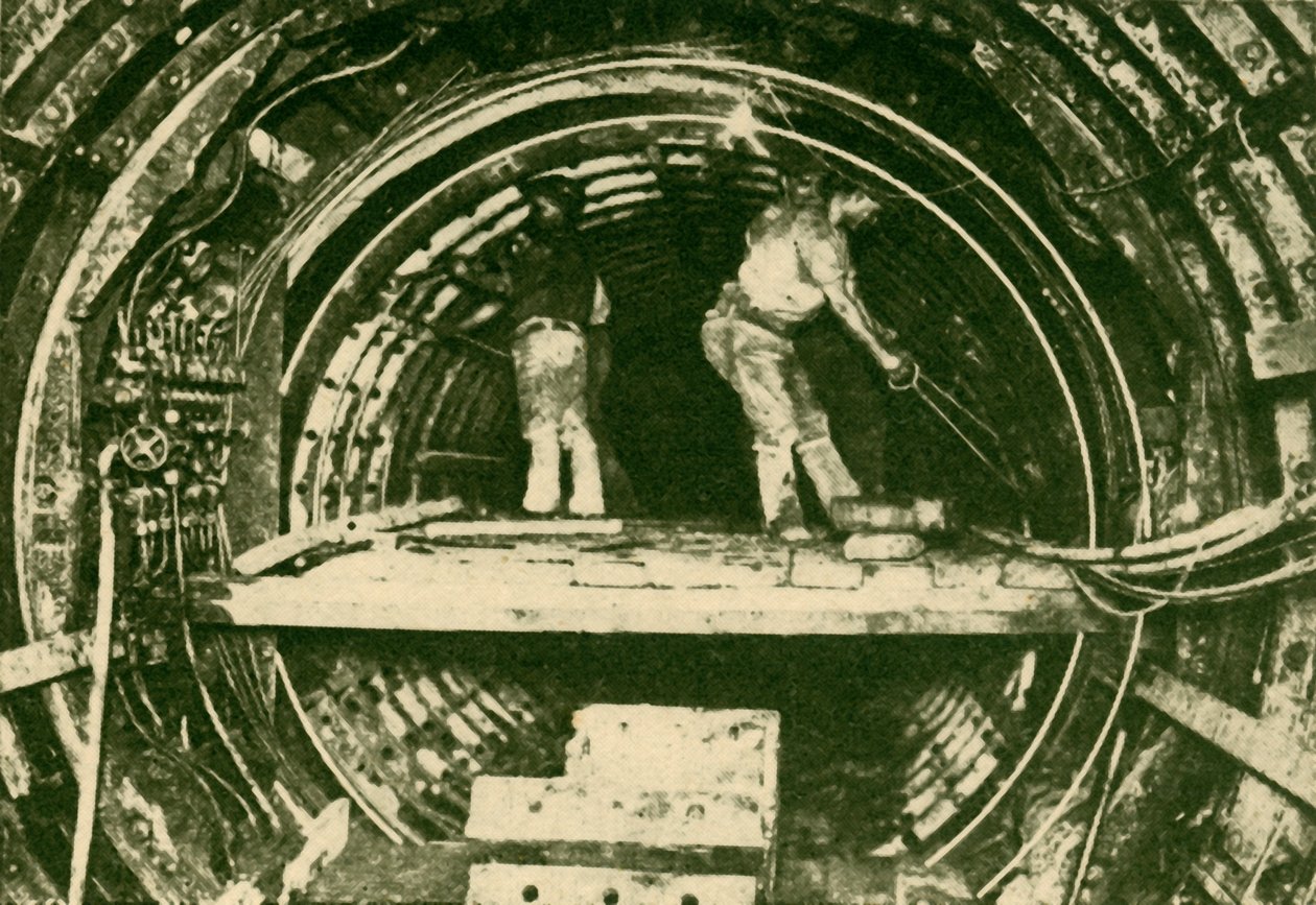 Enlarging Tunnels on the City and South London Railway, Showowing New and Old Diameters, 1930. af Unbekannt