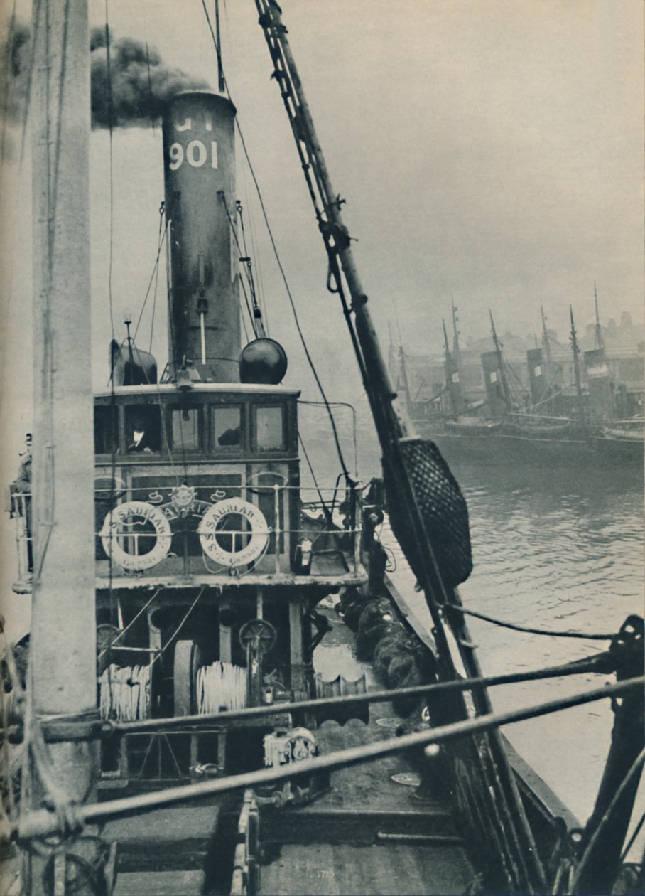 Fiskerfartøjet Saurian, 1937, kommer ind i Grimsby Docks for slutningen af en Nordsørejse. af Unbekannt