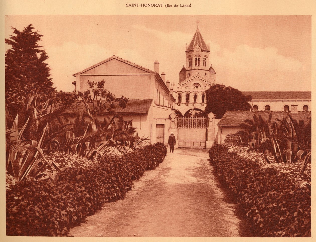 Indgangen til klosteret, Saint-Honorat, 1930. af Unbekannt