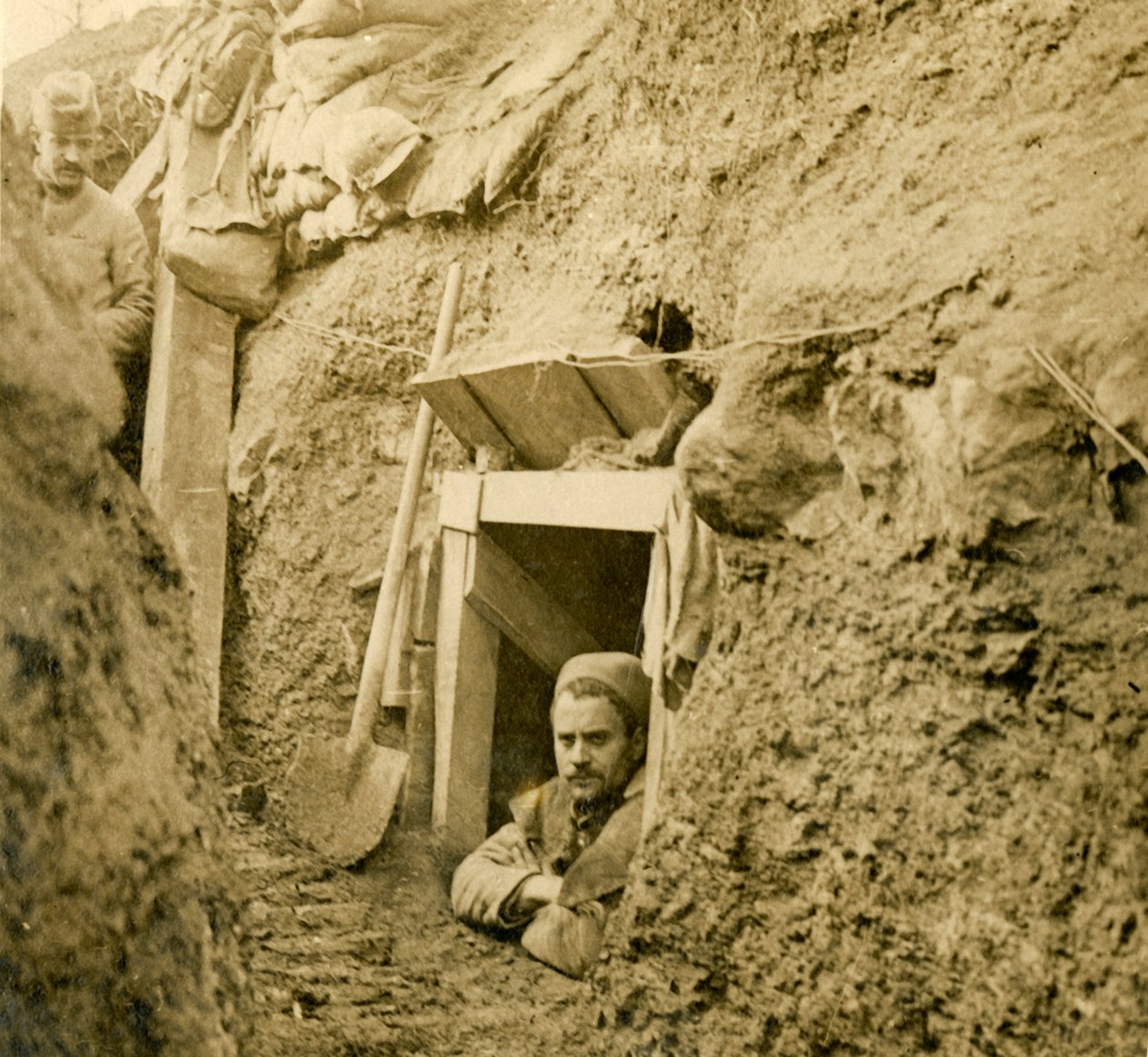 Indgang til et udgravet shelter, c1914-c1918 af Unbekannt