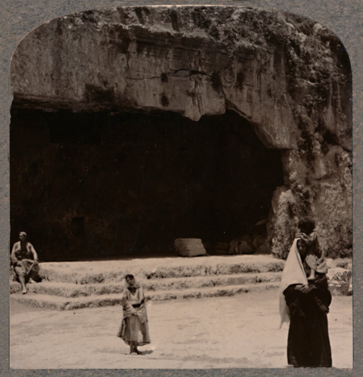 Indgang til Dommernes Grave, c1900 af Unbekannt