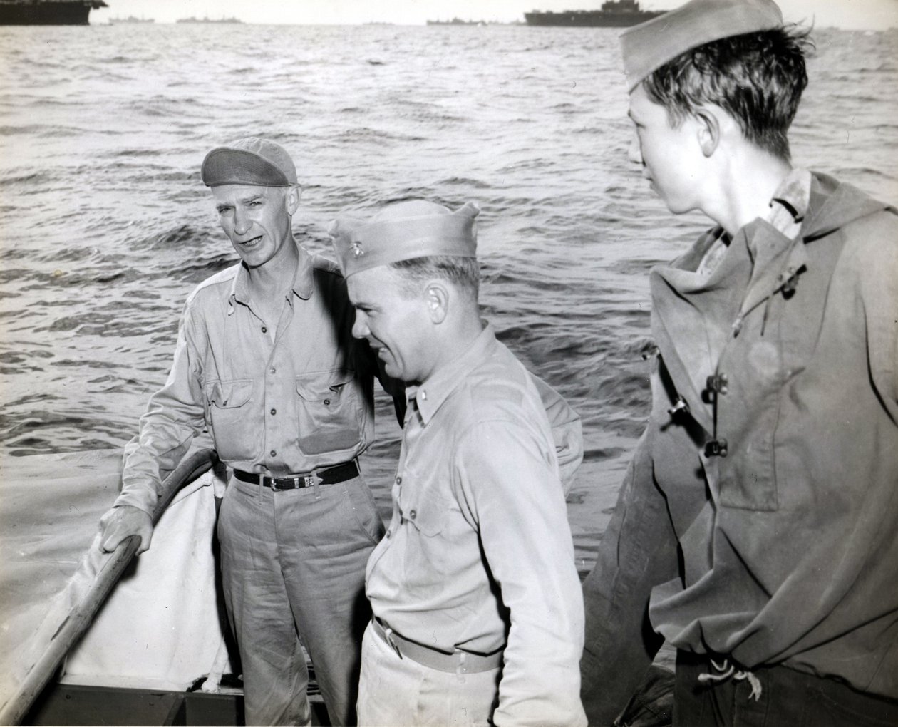 Ernie Pyle besøger USS Hornet af Unbekannt