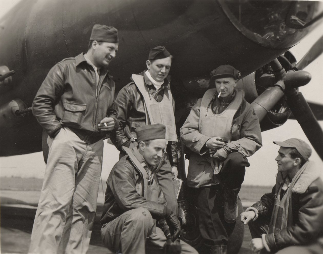 Ernie Pyle med et bombeflybesætning af Unbekannt