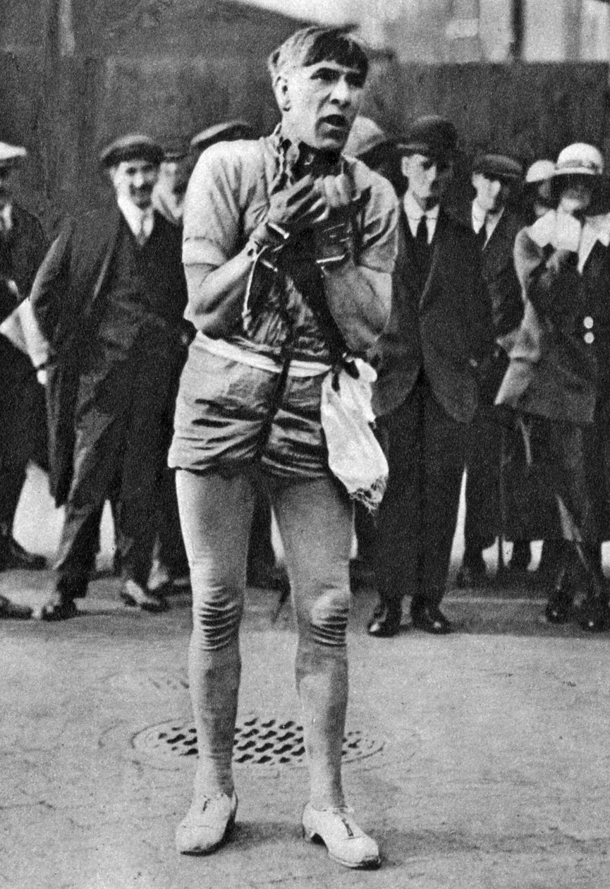 Escapolog underholdende teatergængere i pit-køen, London, 1926-1927 af Unbekannt