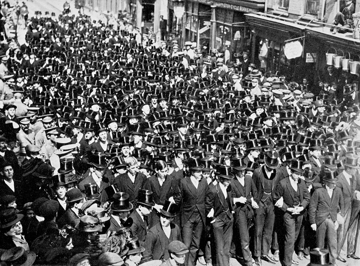 Eton Boys lytter til læsningen af proklamationen på Windsor Bridge, Berkshire, 1910 af Unbekannt