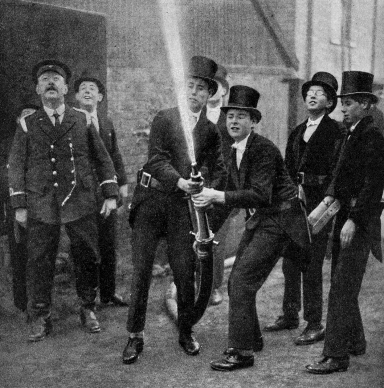 Etons amatørbrandmænd øver en slangeøvelse, Berkshire, c1922 af Unbekannt