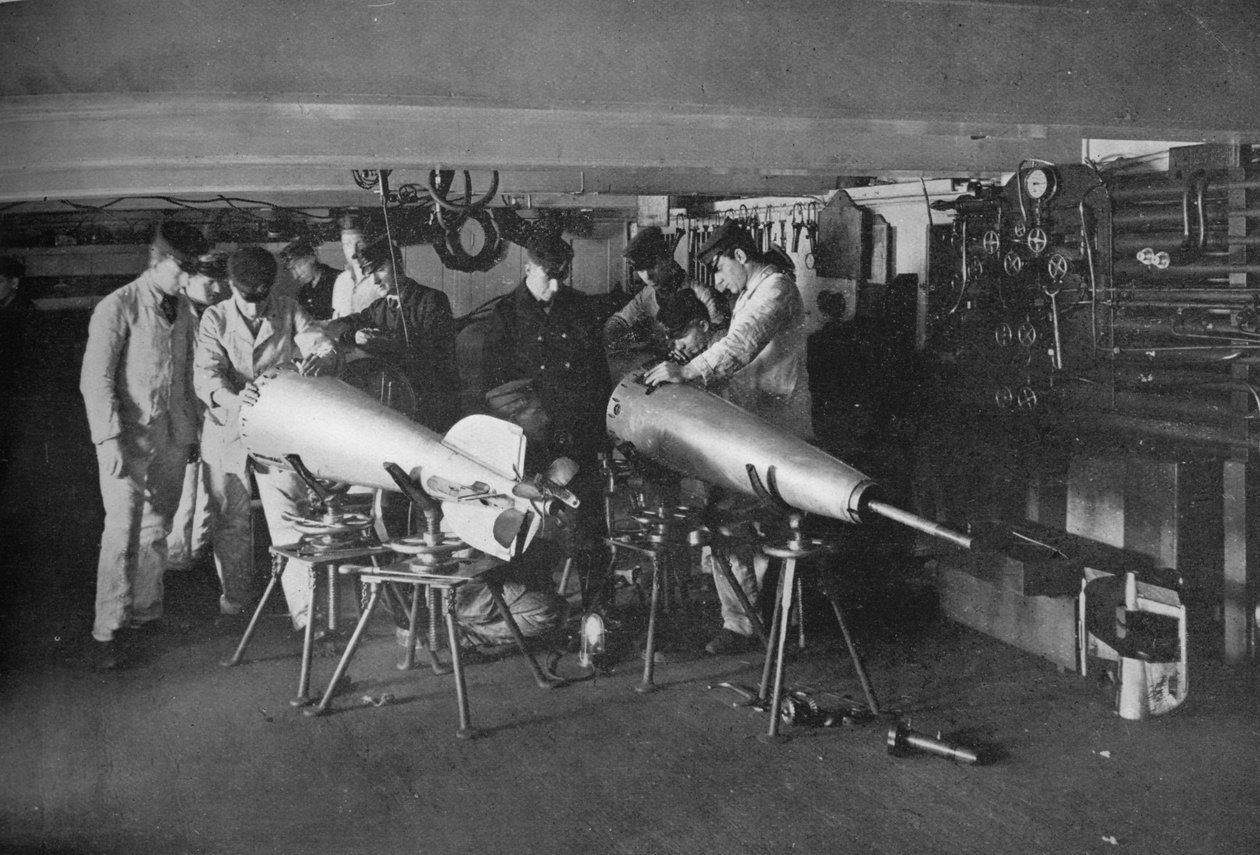 Undersøgelse af en torpedo, 1914 af Unbekannt