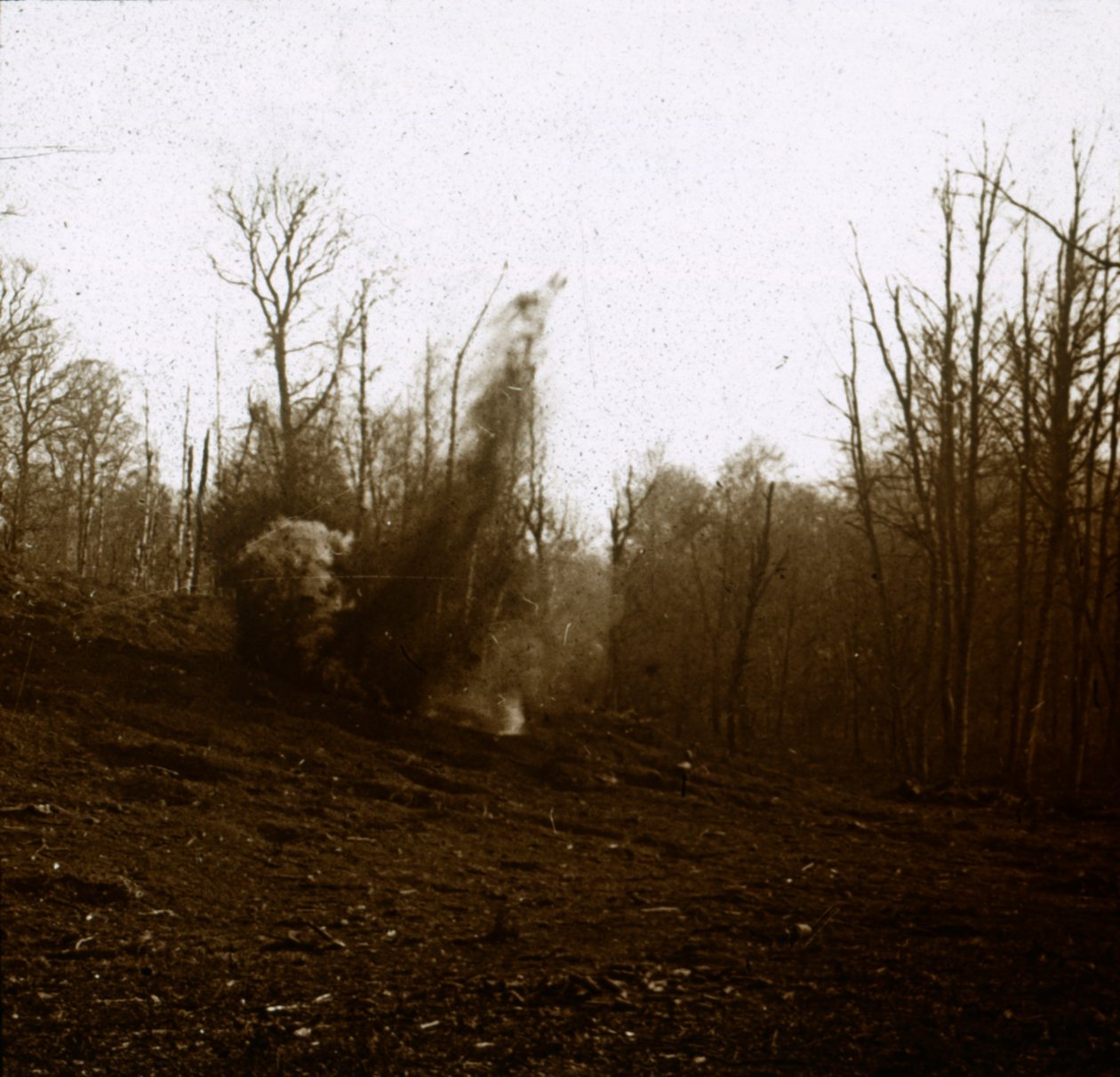 Eksplosion af granat affyret af en tank, c1914-c1918 af Unbekannt