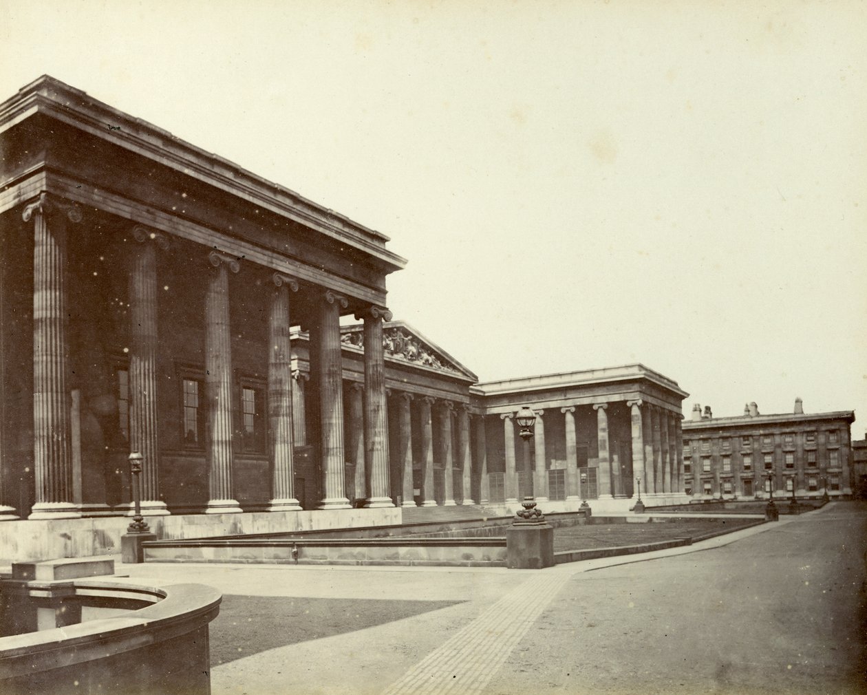 Eksteriør af British Museum, Great Russell Street, London, 1887 af Unbekannt