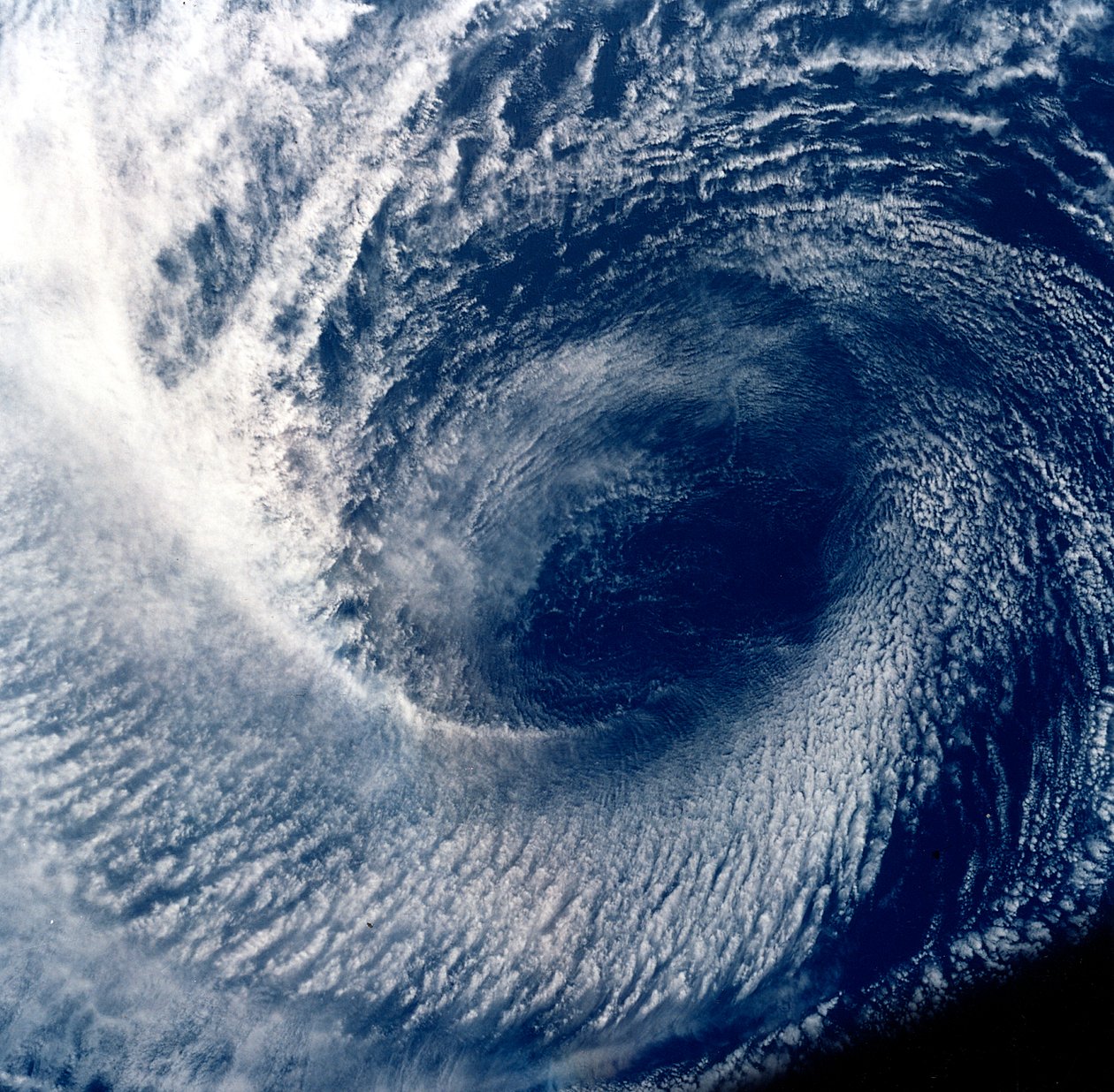 Øje af den tropiske storm Blanca fotograferet mellem 17. og 24. juni 1985 af Unbekannt