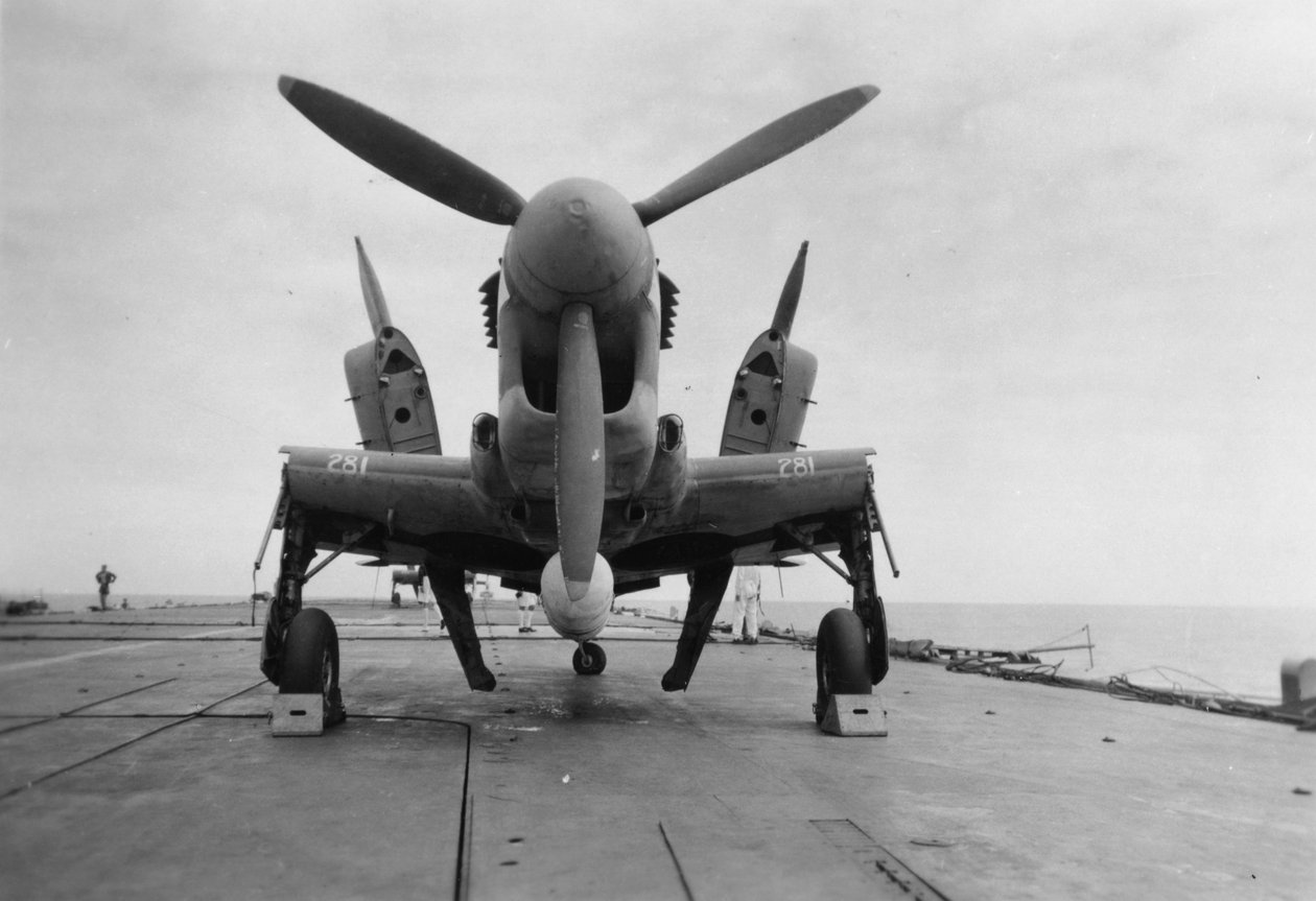 Fairey Firefly-fly klar til at blive transporteret til hangarliften, HMS Venerable, 1945 af Unbekannt